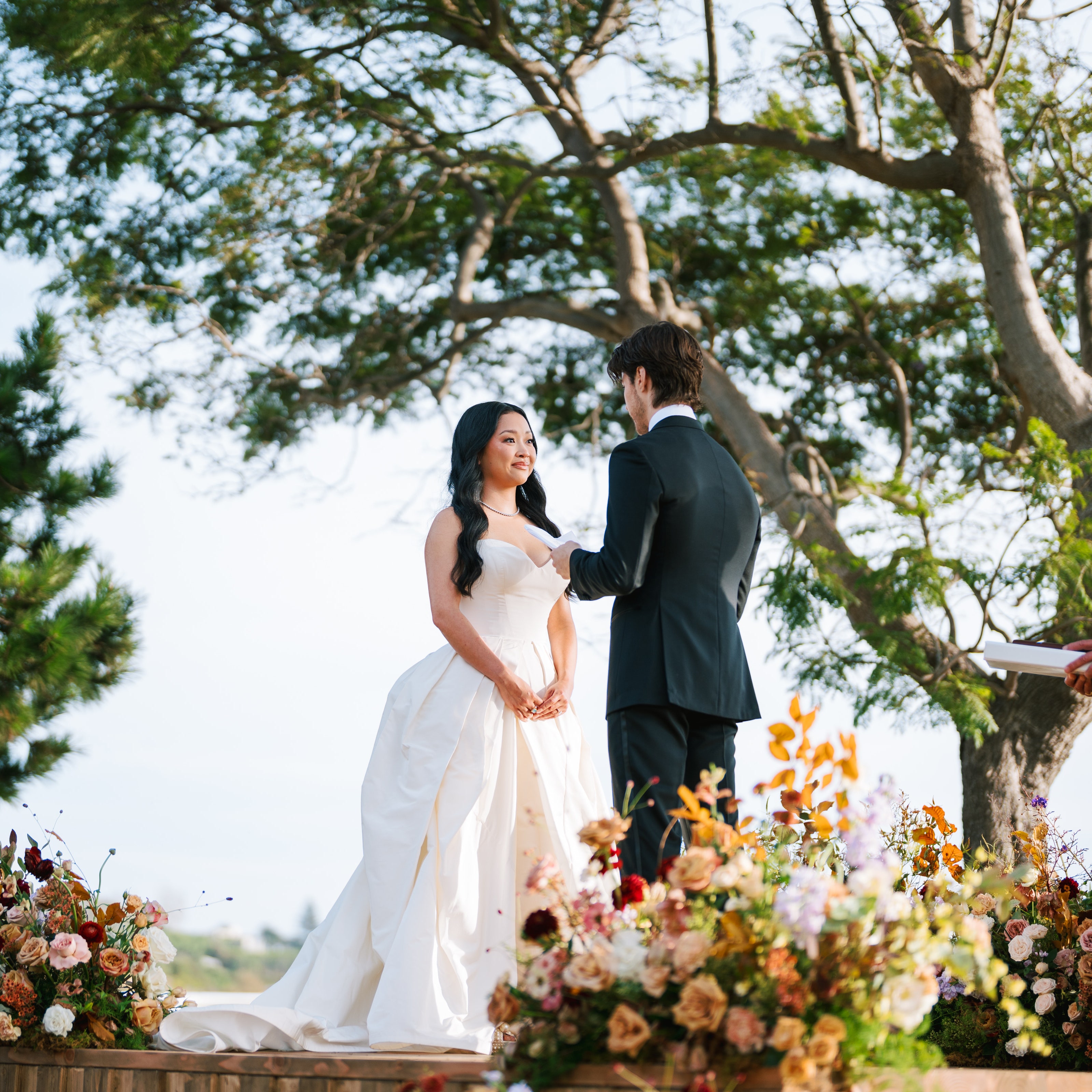 Hochzeit: Lana Condor und Anthony De La Torre heiraten in den Malibu Mountains &#8211; und lassen sich passende Tattoos stechen