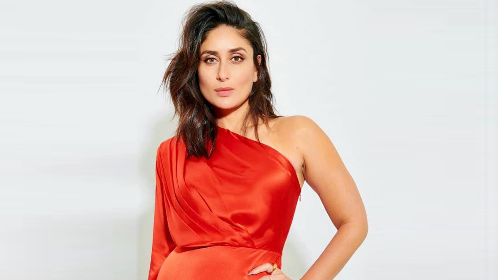 Kareena-Kapoor-Khan-in-red-dress-in-Mumbai