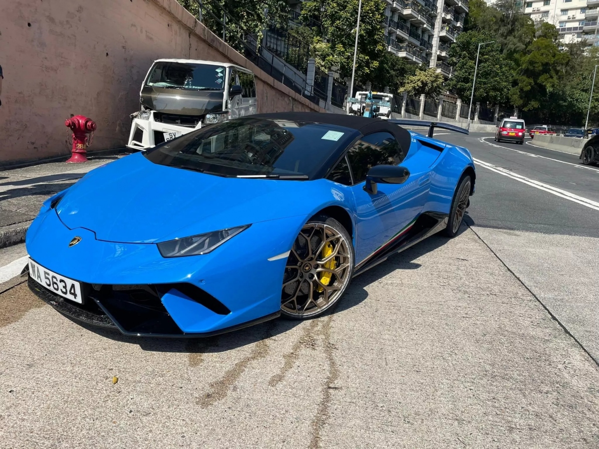 Video Lamborghini Huracan Performante mất lái, đâm vào đuôi xe buýt