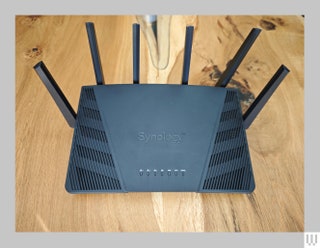 Black rectangular wif router device with 6 antennas sticking out along the edges