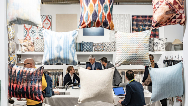 Kissen, Teppiche und künftig vielleicht auch Möbel: Auf der Fachmesse Heimtextil sollen Einrichtungs-Trends zusammengeführt werden.