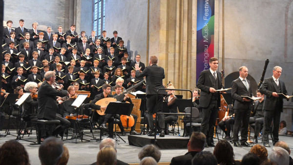 Der Windsbacher Knabenchor und das Freiburger Barockorchester mit Solisten unter der Leitung von Ludwig Böhme im August 2023 in der Basilika von Kloster Eberbach