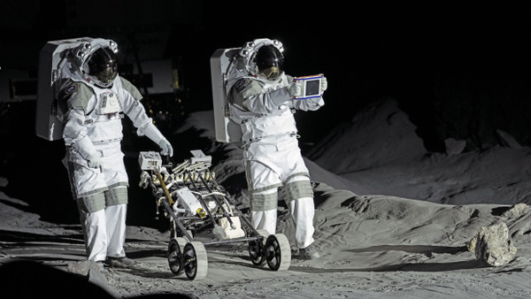 Zwei Astronauten simulieren eine Trainingseinheit in der neuen Luna-Halle im Rahmen der Eröffnungsfeierlichkeiten im Europäischen Astronautenzentrum (EAC) der ESA.