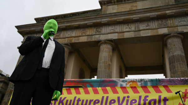 Kultur mit Strumpfmaske: Schauspieler Lars Eidinger bei einer Demonstration am gegen die Kürzungspläne des Senats