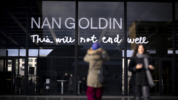 Eingang der Nan Goldin-Ausstellung der Neuen Nationalgalerie in Berlin.