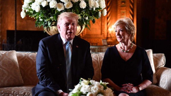 Der designierte amerikanische Präsident Donald Trump hat die frühere Wrestling-Managerin Linda McMahon (rechts) zur neuen Bildungsministerin der USA ernannt (hier auf einem Foto von 2019).