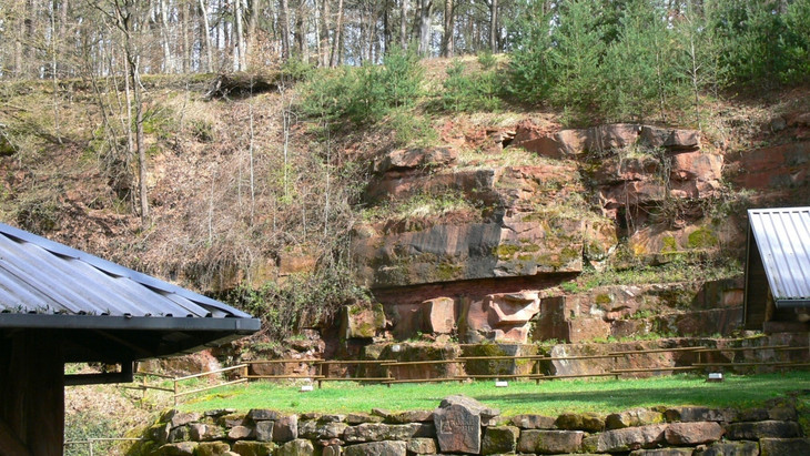 Was macht man mit einem stillgelegten Steinbruch? Für seine Verwendung hatte die Odenwald-Gemeinde Mömlingen vor zehn Jahren eine ungewöhnliche Idee. Unter dem Motto „Erlebnis Königswald“ wurde das Areal in eine großräumige Lern- und Freizeitstätte verwandelt. Spielplätze, Feuerstellen oder Blockhütten zum Übernachten konzentrieren sich aber nicht nur vor der Steinwand. Über nicht weniger als 50 Hektar verteilen sich im bewaldeten Gelände Aufgabenstellungen zur „Stärkung des Teamgeistes“.