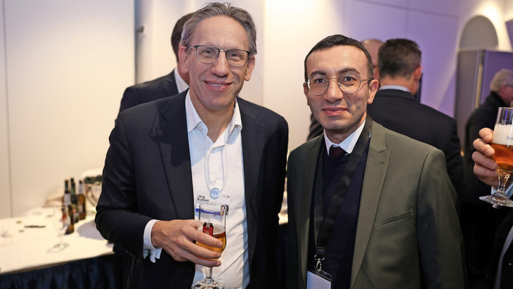 Auf ein Bier in Davos: Frankfurts Oberbürgermeister Mike Josef (rechts) freut sich wie 2024 auf das Treffen mit Jörg Kukies, der inzwischen Finanzminister ist, beim Frankfurter Empfang auf dem Weltwirtschaftsforum.