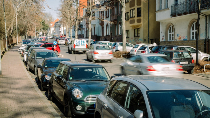 Eiserne Kutschen auf Parkplatzsuche: Die Comeniusstraße neben dem Günthersburgpark.