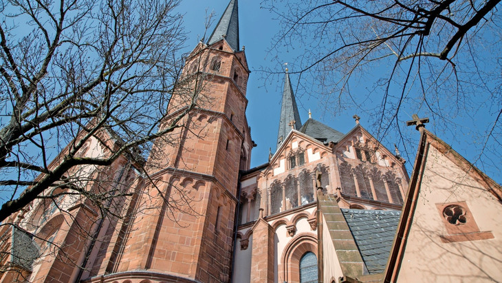 Hochformat: Die Marienkirche ist das Wahrzeichen Gelnhausens.