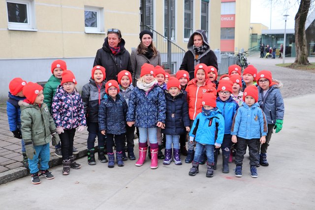 Warm eingepackt und mit viel guter Laune im Gepäck machten die Rotmützchen vom Kindergarten Kalsdorf Zentrum einen Spaziergang durch ihre Heimatgemeinde | Foto: Edith Ertl