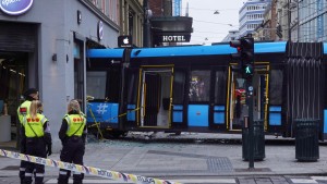 Straßenbahn entgleist und rast in Geschäft