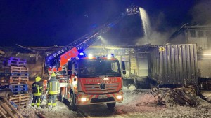 Lagerhallenbrand flammt in der Nacht wieder auf