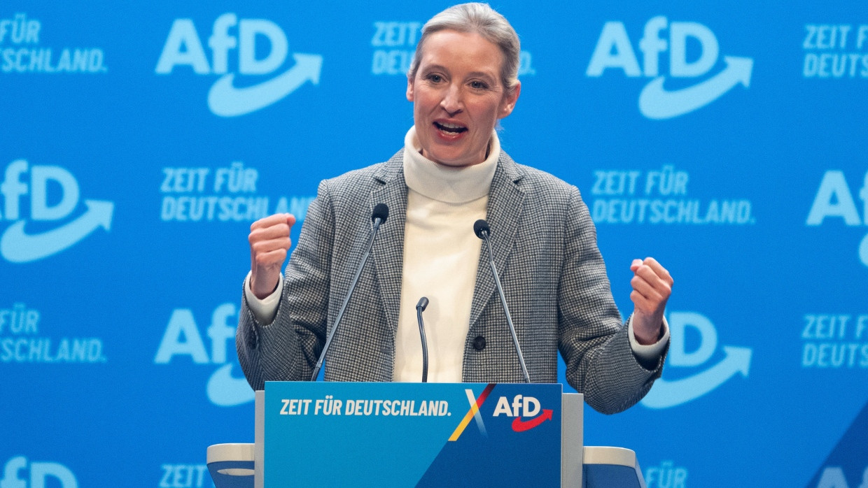 „Und ich muss ganz ehrlich sagen: Wenn es dann Remigration heißen soll, dann heißt es eben Re – Mi – Gra – Tion.“ Auf dem Bundesparteitag in Riesa wurde Alice Weidel bejubelt, als die Kanzlerkandidatin demonstrierte, dass die AfD und ihre Gegner nicht dieselbe Sprache sprechen.