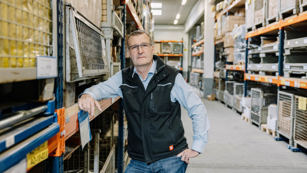 Der Herr der Teile: Jürgen Schiller lagert im Stockwerk unter den Büroräumen rund 80.000 Ersatzteile - nicht nur für die Anhängerkupplungen.