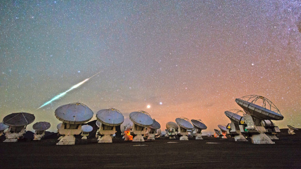 Die Lichtspur eines verglühenden Meteors über den ALMA-Teleskopen der Europäischen Südsternwarte ESO in der chilenischen Atacama-Wüste.