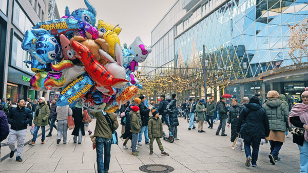 Viel Betrieb: Der Handel in Hessen setzt, nicht nur auf der Frankfurter Zeil, 2025 auf gute Verkaufstage, etwa am 6. Januar.