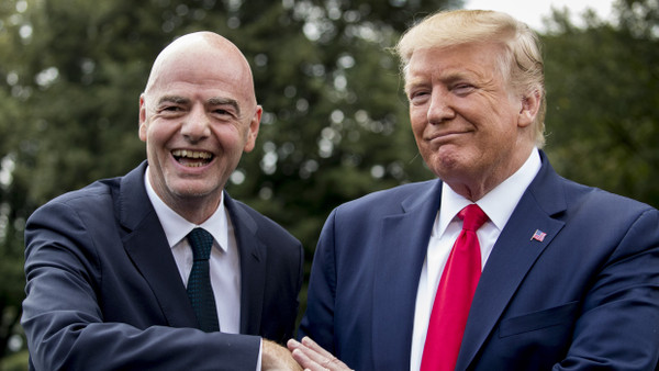 Zwei, die sich ähneln: Gianni Infantino (links) und Donald Trump. (Archivbild)