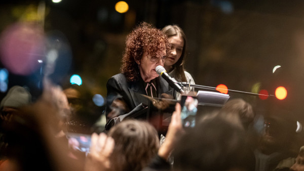 Nan Goldin spricht bei der Eröffnung ihrer Restrospektive „Nan Goldin. This will not end well“ in der Berliner Nationalgalerie.