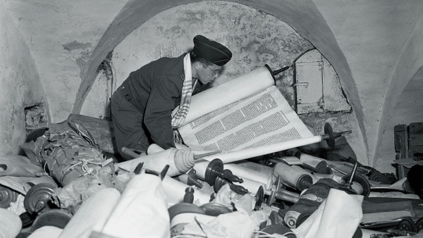 Frankfurt, Juli 1945: Der amerikanische Militärgeistliche Samuel Blinder inmitten gestohlener Thorarollen im Keller des „Instituts zur Erforschung der Judenfrage“.