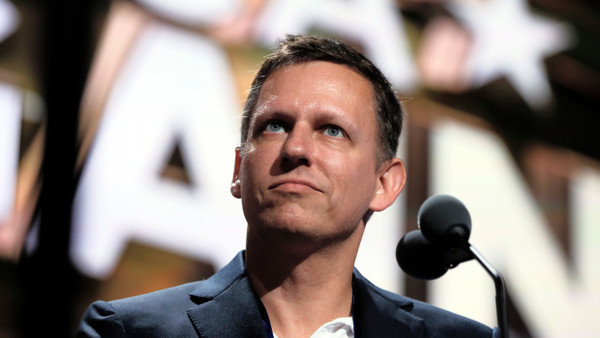 Der milliardenschwere Tech-Investor Peter Thiel blickt auf das Podium bei der Republican National Convention in Cleveland 2016