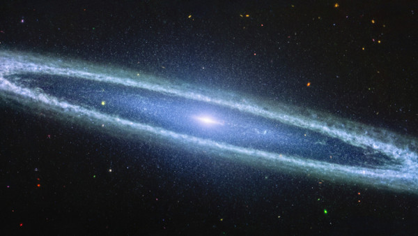 Transparenter Sombrero: Die Galaxie Messier 104 auf einer Infrarotaufnahme