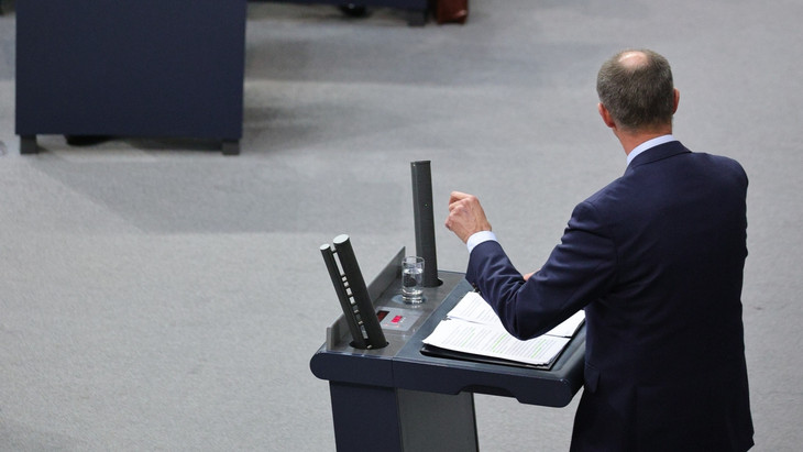 Beifall bekam er nicht von der falschen Seite, Stimmen später schon: Bei seiner Rede im Bundestag am 29. Januar 2025 wandte sich Friedrich Merz der AfD-Fraktion zu, um ihr zu sagen, was er von ihr hält.