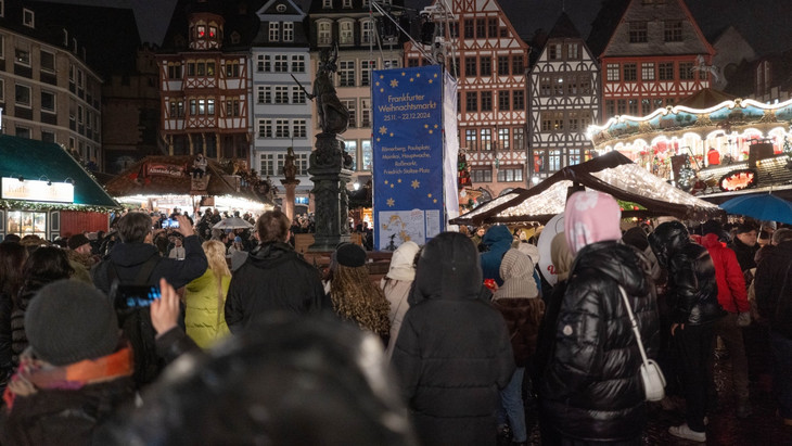 Die Menschen gedenken der Opfer von Magdeburg auf dem Frankfurter Weihnachtsmarkt am Römerberg.