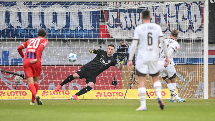 Treffer vom Punkt: Johannes Eggestein trifft zum 1:0.