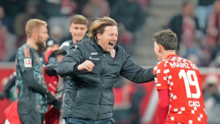 Attacke: Mainz-05-Trainer Bo Henriksen jubelt mit Anthony Caci.