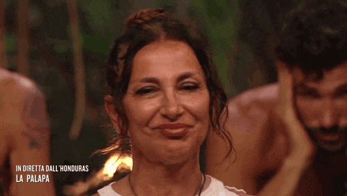 a woman is smiling in front of a group of men with the words in diretta dall honduras la palapa on the bottom