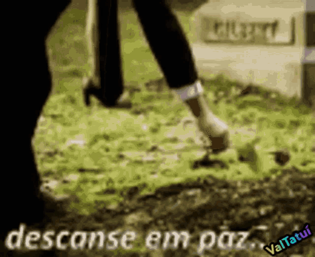 a woman is standing in front of a grave with the words " descanse em paz " on the bottom