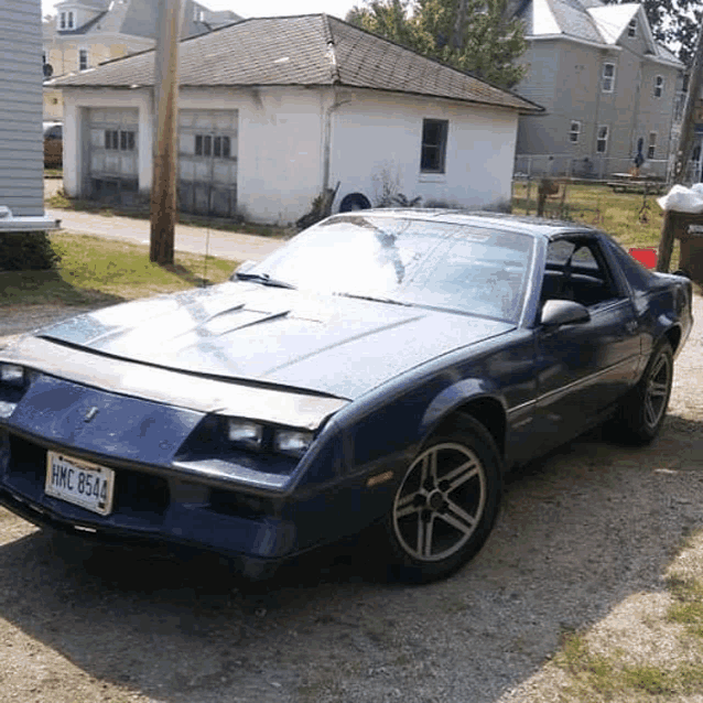 a blue car with a license plate that says hmc 8514