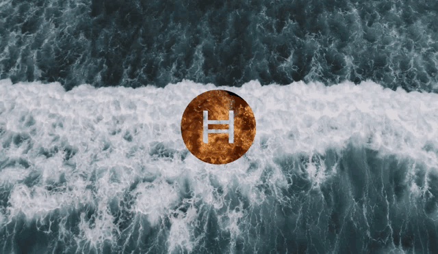 a coin with the letter h on it is floating in the water