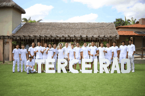 a group of people standing in front of a sign that says terceirado