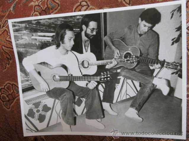 a black and white photo of three men playing guitars with the website www.todocoleccion.net at the bottom