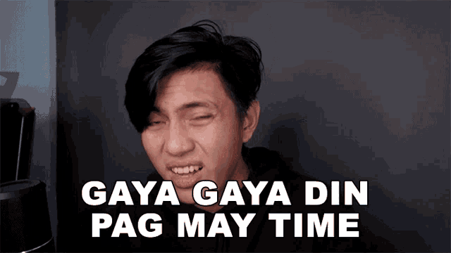 a young man making a funny face with the words gaya gaya din pag may time written below him