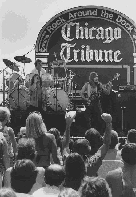 a black and white photo of the chicago tribune