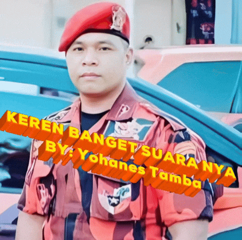 a man wearing a red beret stands in front of a car with the words " keren banget suaranya " on the bottom