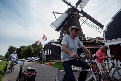 Fahrradtour durch die Landschaft ab Amsterdam: eine Windmühle und holländis...