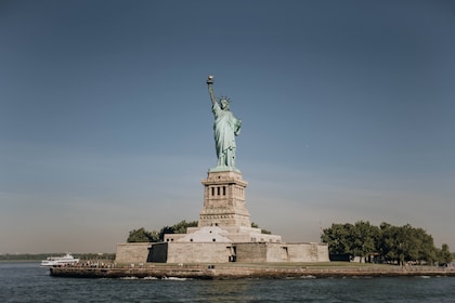 Fully Guided Statue of Liberty Tour with Ellis Island