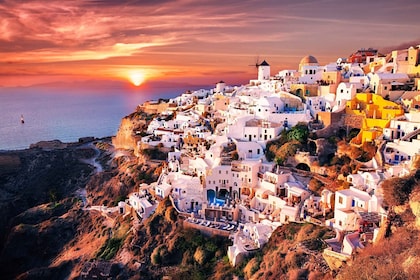 Santorini: Private Guided Tour with Sunset View