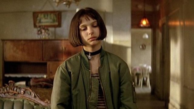 the black necklace with a sun and Mathilda (Natalie Portman) in Léon