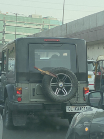 Impounded JEEP guy just switched tyres with Impounded wheel and drove away 