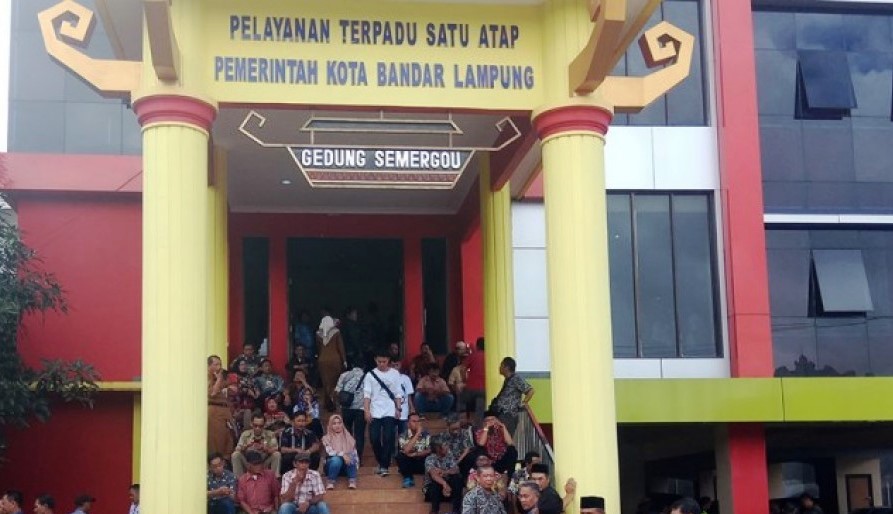  Pemkot  Bandar  Lampung  Serahkan Bantuan Operasional RT dan 