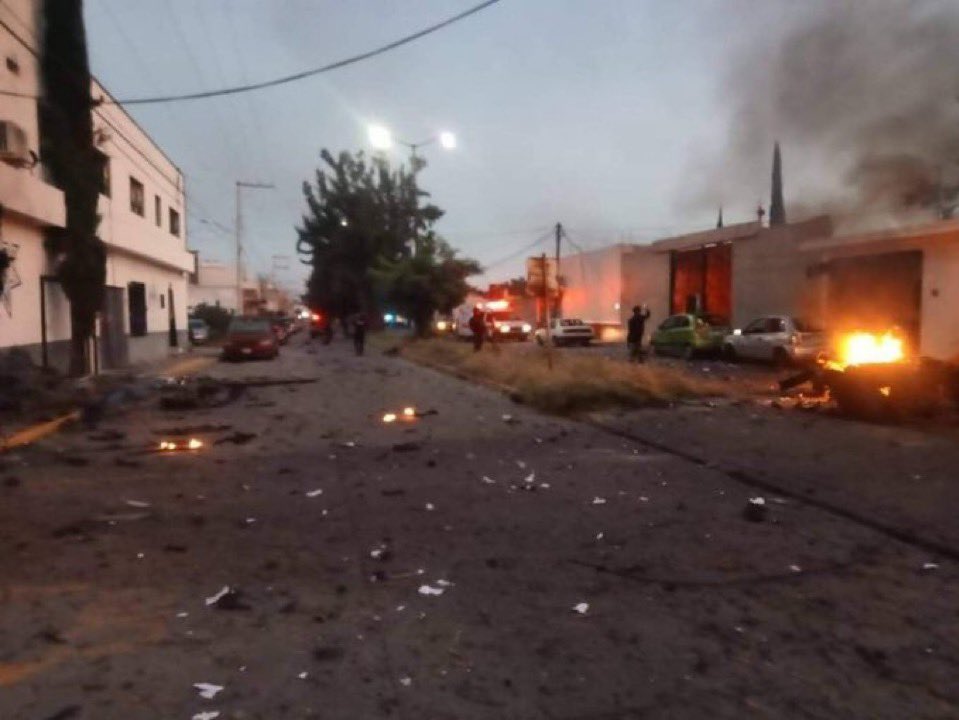 Guanajuato'daki Acámbaro'da bir araba bombalamasında üç polis memuru ...