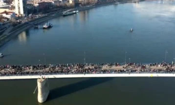 Thousands occupy bridges in Serbian city to protest authorities