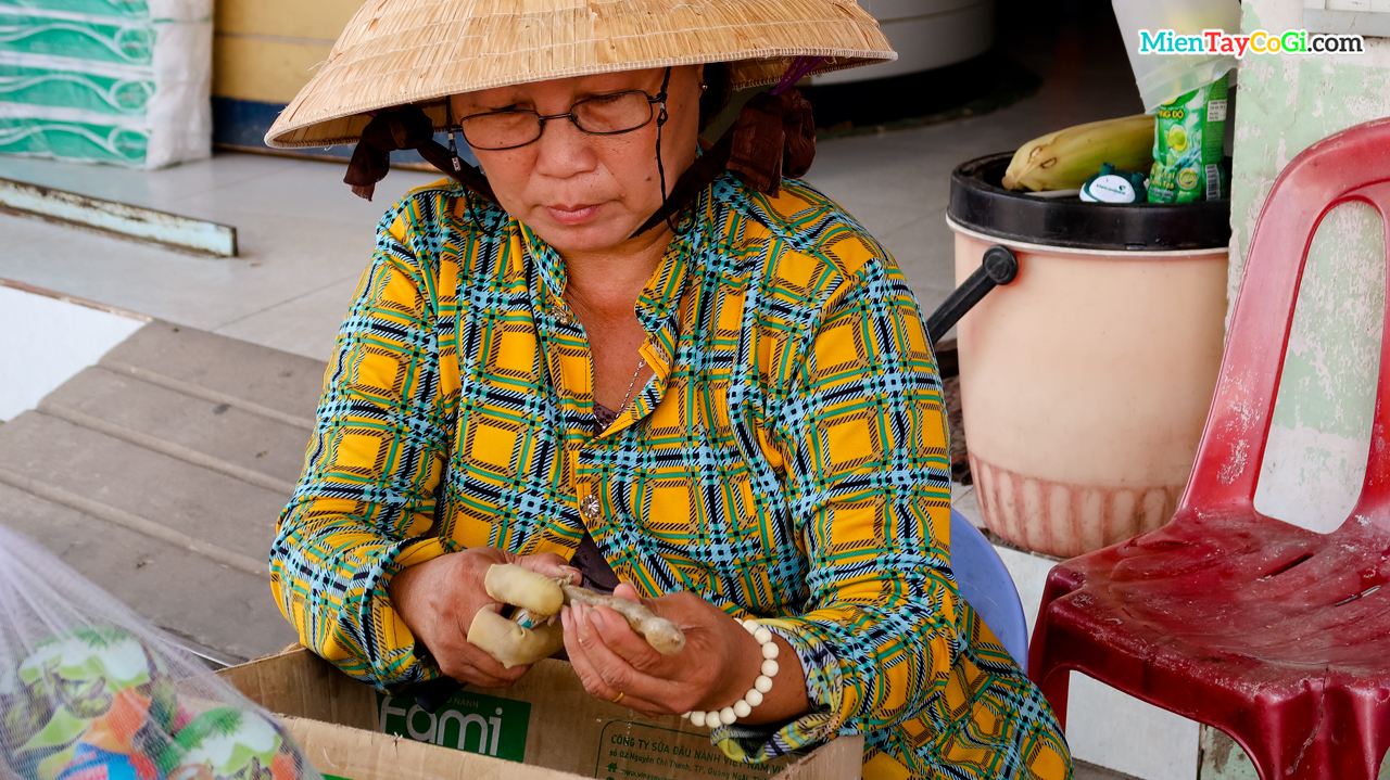 Cô bán hàng gọt vỏ me