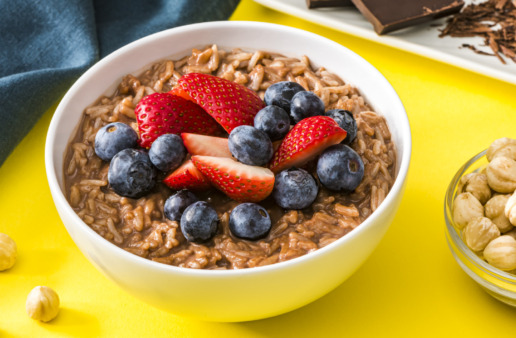 chocolate-hazelnut-rice-pudding-topped-with-blueberries-and-strawberries