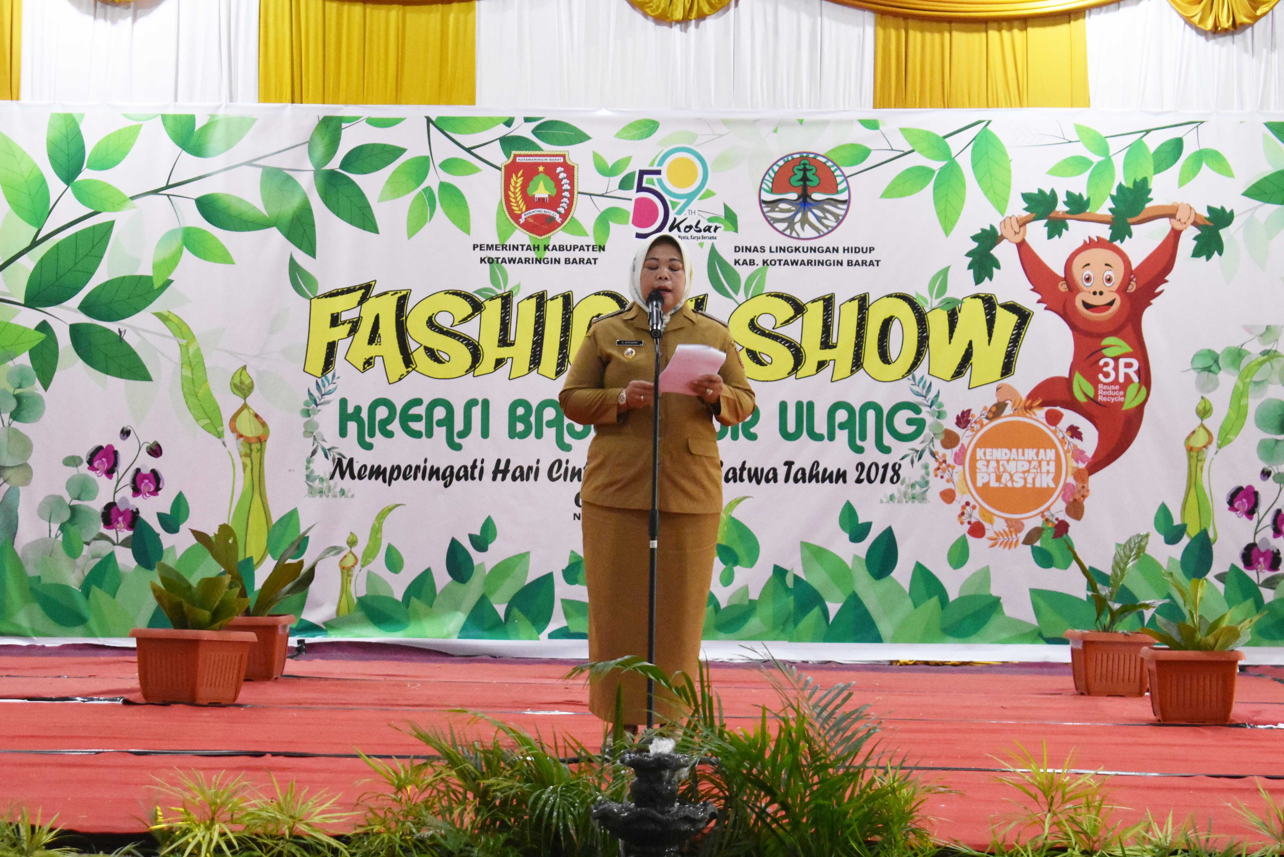 DLH Kobar Gelar Lomba Fashion Show Pesona Kreasi Baju Daur Ulang